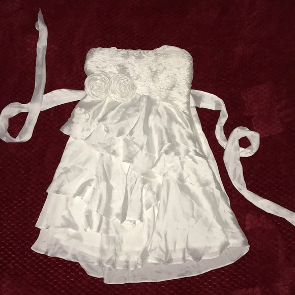 White Dress with flowers and ruffles - Picture 1 of 1